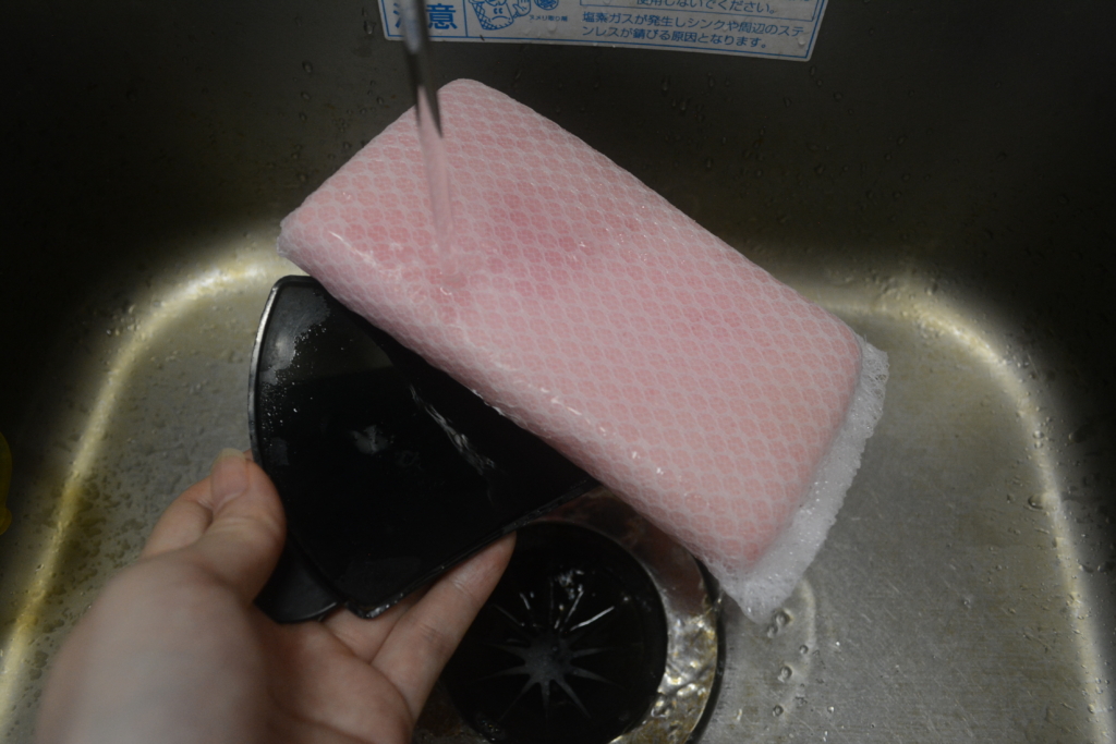受皿は中性洗剤で洗います