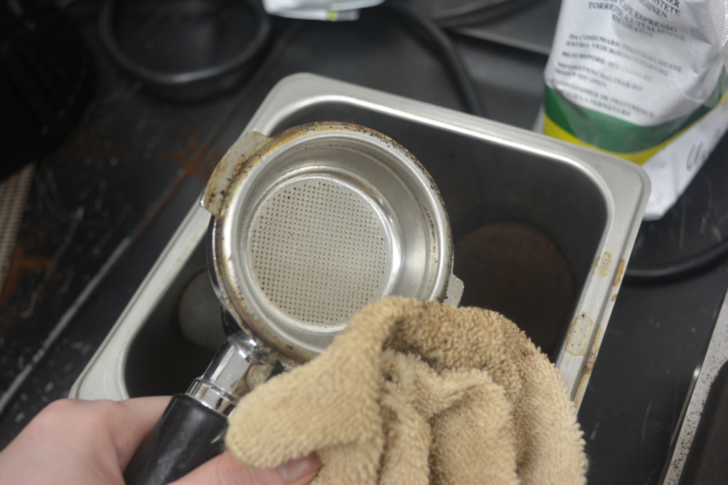 フィルターと縁に残った粉をダスターで拭き取ります。